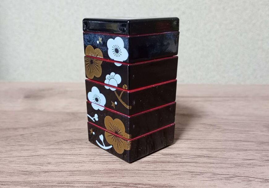 筆者撮影（株式会社トイズスピリッツ、日本の究極和食！ざ・おせち重マスコット六）