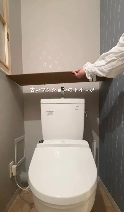 「トイレがお気に入りの場所に！」古くて汚れが気になっていたトイレタンク…木の風合いを感じるタンクレス風にリメイク