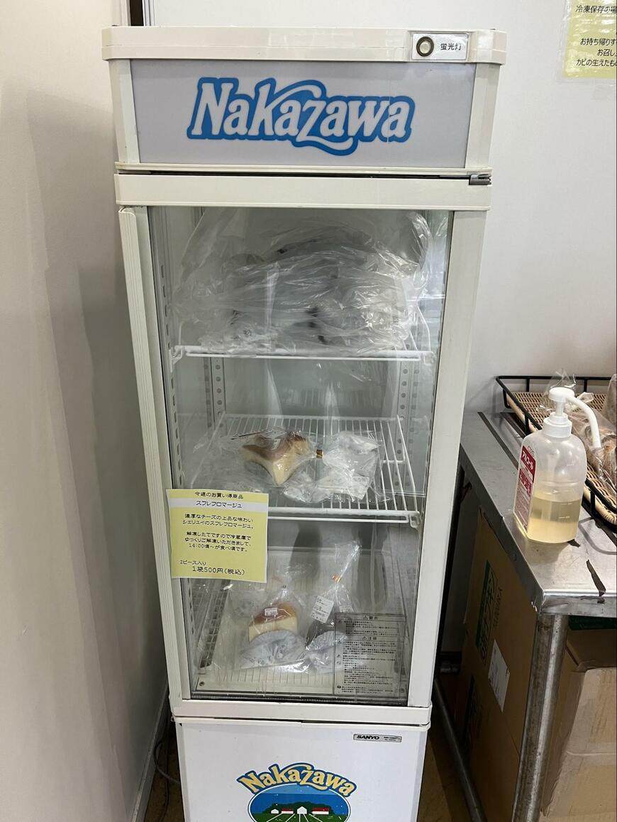 冷蔵ケースにはスイーツが並んでいる