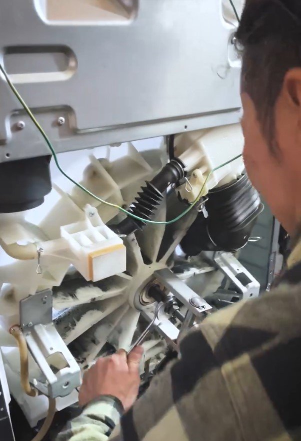 修理中の洗濯機