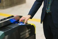 駅の自動改札機に表示された残高を思わず二度見　「交通系ICカードあるある」に7.7万いいね