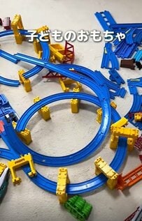 【収納棚DIY】機能的！ニトリ×セリアでおもちゃがスッキリ片付く「収納ラック」が作れる