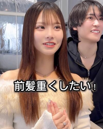 前髪を重くしたいと話す女性