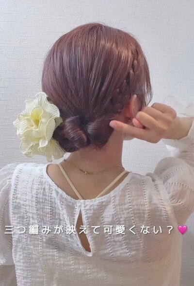 三つ編みが映える夏のお団子スタイル