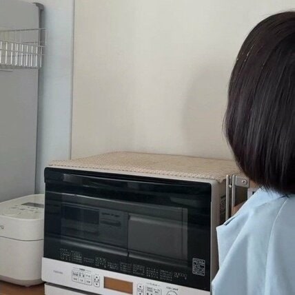 電子レンジ上のデッドスペースが、耐荷重8㎏の「収納スペース」に変身！賃貸物件にもおすすめのDIY