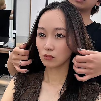 ロングヘアの女性がカットで印象チェンジ！抜け感と扱いやすさを両立したボブヘアが素敵