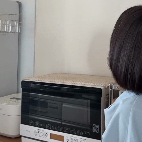 電子レンジ上のデッドスペースが、耐荷重8㎏の「収納スペース」に変身！賃貸物件にもおすすめのDIY