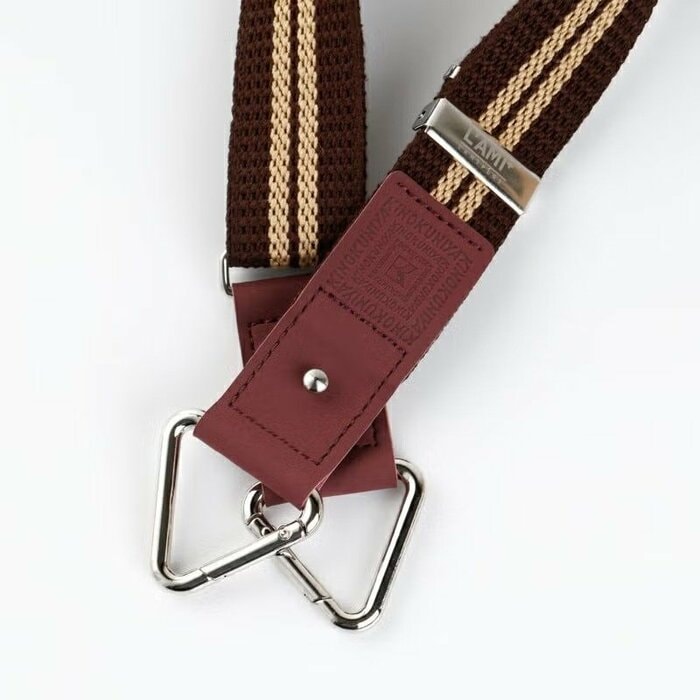 合成皮革とアクリル素材を組み合わせた、高級感のある仕上がりです