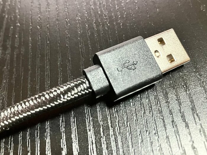 充電器やパソコンなどのUSBポートに接続する部分