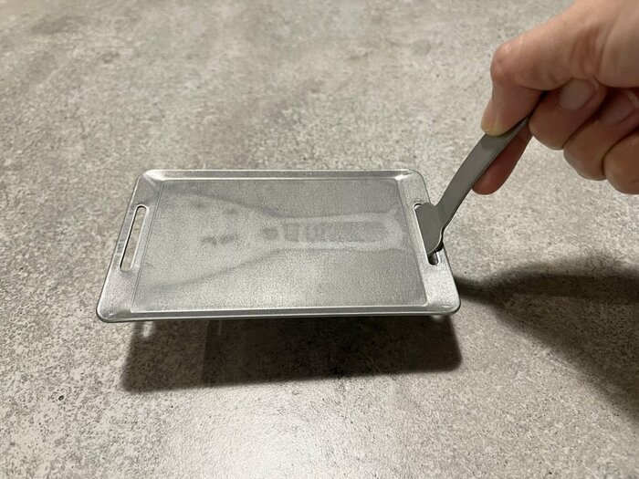 リフターを使えば、直接鉄板に手を触れることなく移動させることが可能