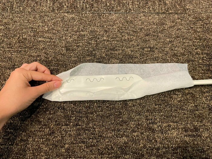 左右の差し込み口3カ所に、付属のシートを押し込んでセット完了