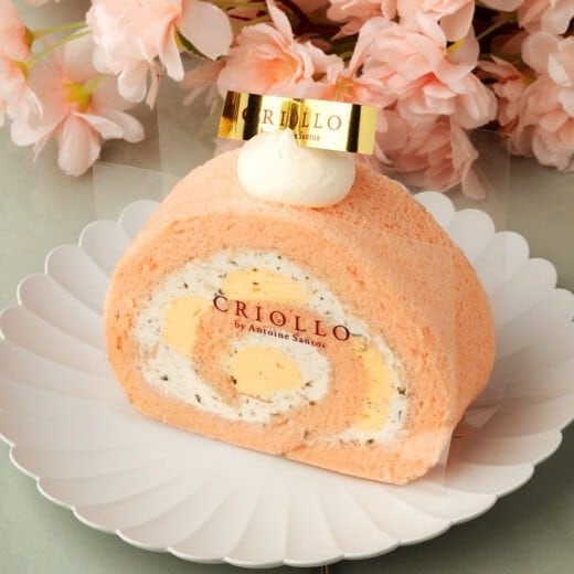 クリームとカスタードをふんわり生地で包んだロールケーキ