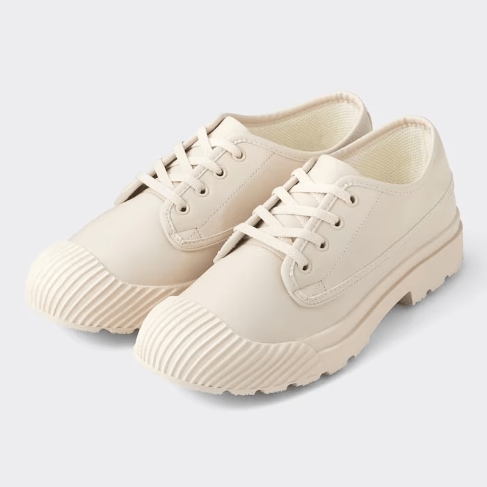 異なる2層素材のクッションと軽量設計で足が疲れにくい