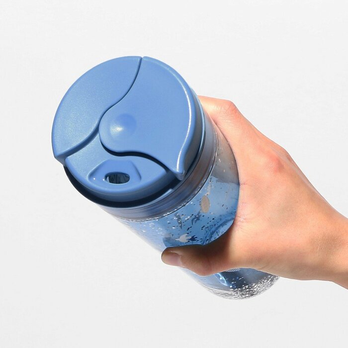 タンブラーを傾けるとシルバーのコンフェッティがキラキラと輝きます