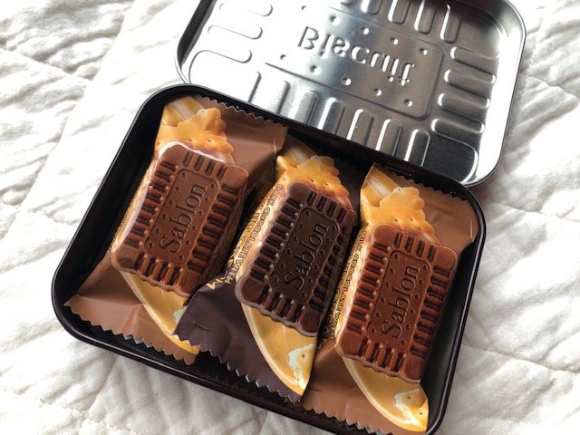 カルディ『ビスケットチョコレート缶』中身（筆者撮影）