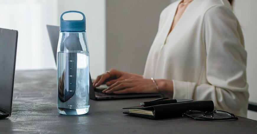 出所：株式会社マーナ　Daily ウォーターボトル 1L 目盛り付き