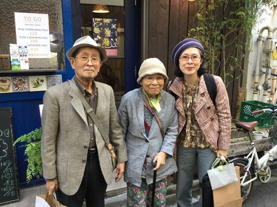 作品展を訪れたご両親と。お母様を誘導するのは乙部さんの役目。（画像提供：Narumi Otobe©）