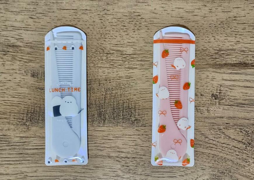 出所：筆者撮影（セリア、ヘアコーム　折込ケース付 シマエナガ）