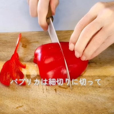 母が「高校生の娘」に作る、綺麗な色の副菜【パプリカのツナ塩昆布漬け】でお弁当がパッと華やかに！コメント欄には「彩りにとても良い」の声