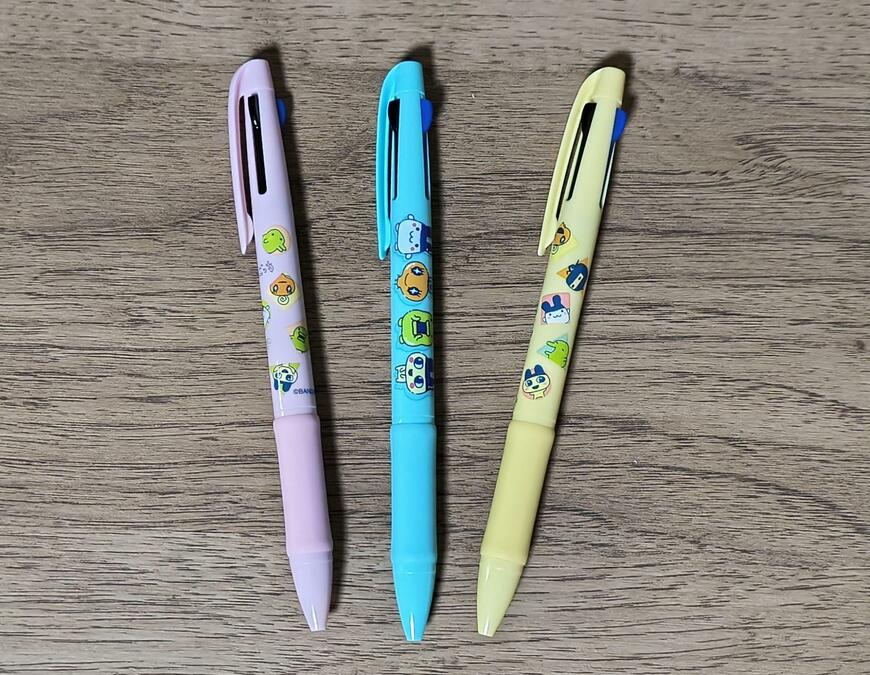 筆者撮影（ダイソー、たまごっち　３色ボールペン）
