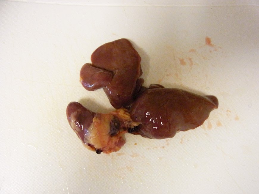 レバーを流水で洗って血の塊を洗い流す