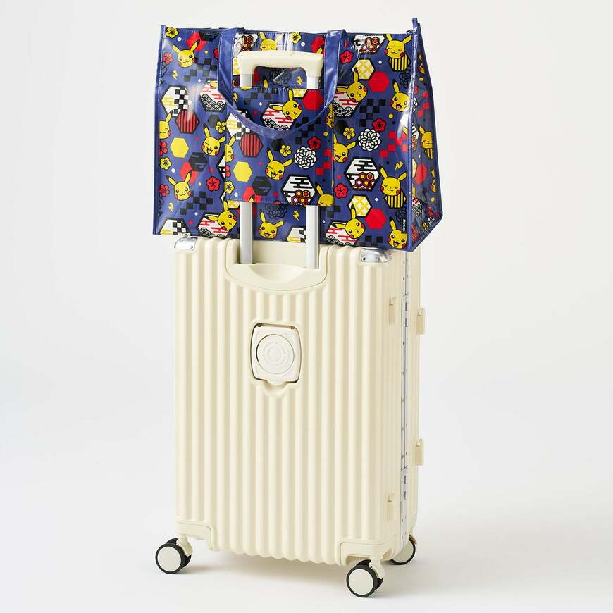 出所：gowell 公式オンラインショップ　キャリーオンできるお土産バッグ 和柄ピカチュウ総柄