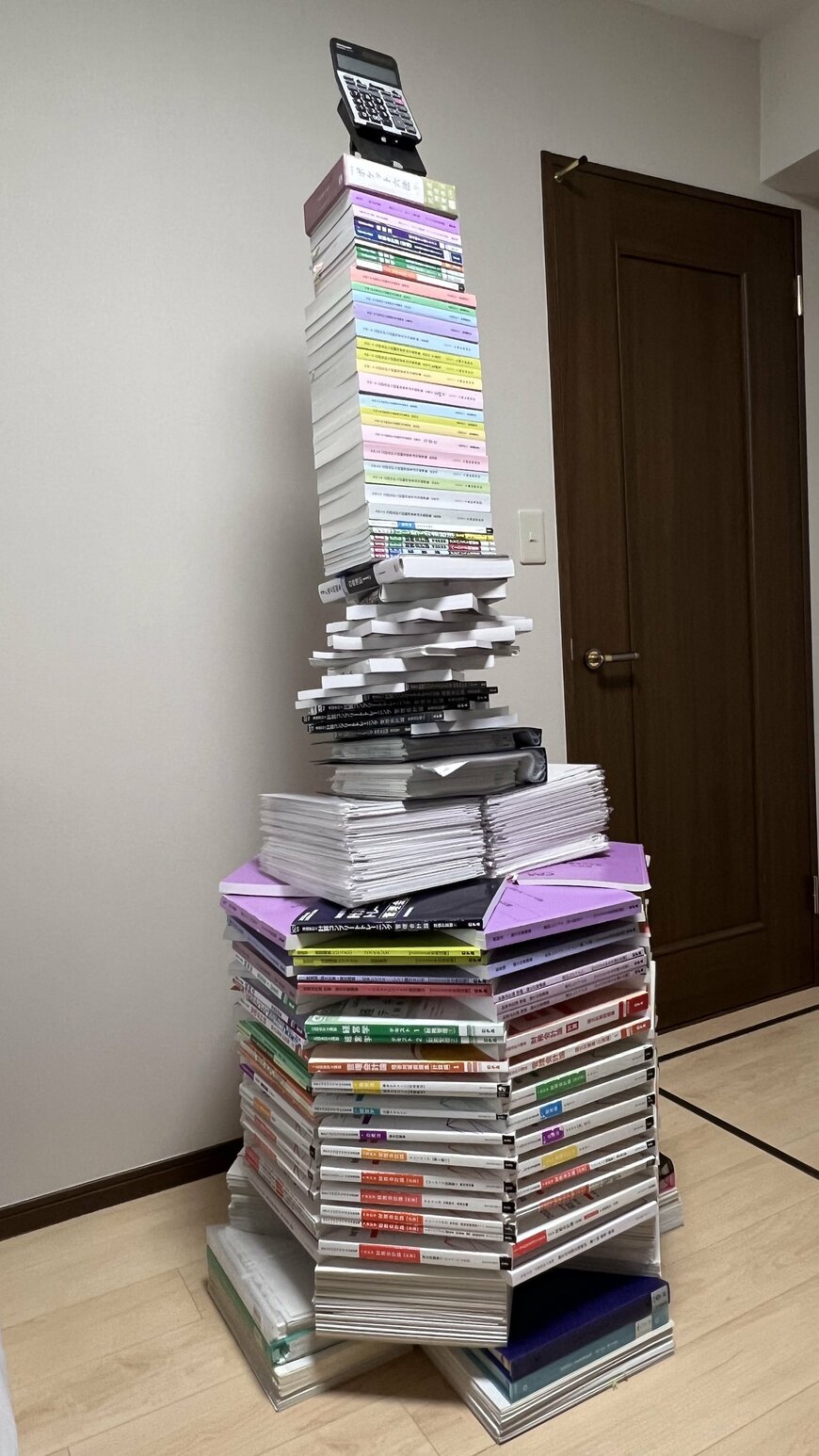 参考集と問題集の巨大タワー