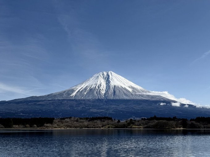 ぱっつん冠雪の富士山
