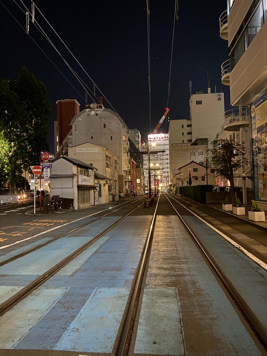 道路上に敷かれた線路
