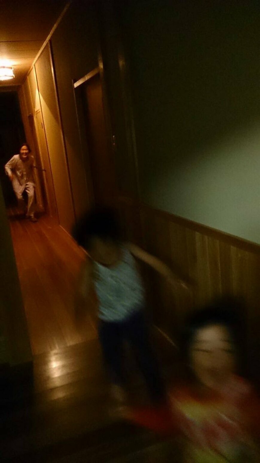 おばあちゃんと子供の鬼ごっこ