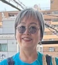 【67歳マダム】が着こなす「オーバーオール」ポップなカジュアルコーデに「可愛すぎる」「青と黄色がお似合い！」の声