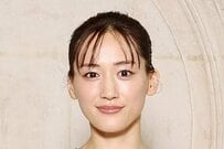 41歳 綾瀬はるか、透明感あふれる…！ノースリーブ姿に「隠しきれない魅力」「透き通ってます」とファンから反響続々