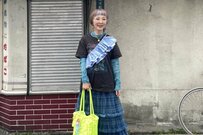 62歳女性のストリートスナップ風写真が話題　裏原系コーデを着こなす姿に「私もこうなりたい」