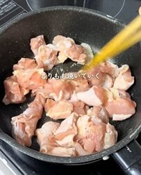 茶色くなりがちなお弁当を華やかに！同棲彼女が作る、炒り卵を一緒に詰める工夫で彩りとボリュームを両立させた「焼き鳥弁当」の実用的な盛り付けアイデア