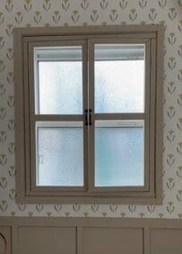 【築40年超戸建DIY】手作りモールディングで窓枠を海外風に大変身！「自分でできるなんてうらやましすぎる！」と話題