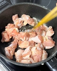 茶色くなりがちなお弁当を華やかに！同棲彼女が作る、炒り卵を一緒に詰める工夫で彩りとボリュームを両立させた「焼き鳥弁当」の実用的な盛り付けアイデア