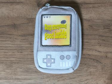 ダイソーに「ゲームボーイみたいなポーチ」が登場してた！平成レトロで