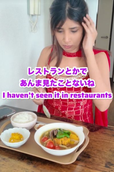 初めてスープカレーを食べるインド人女性