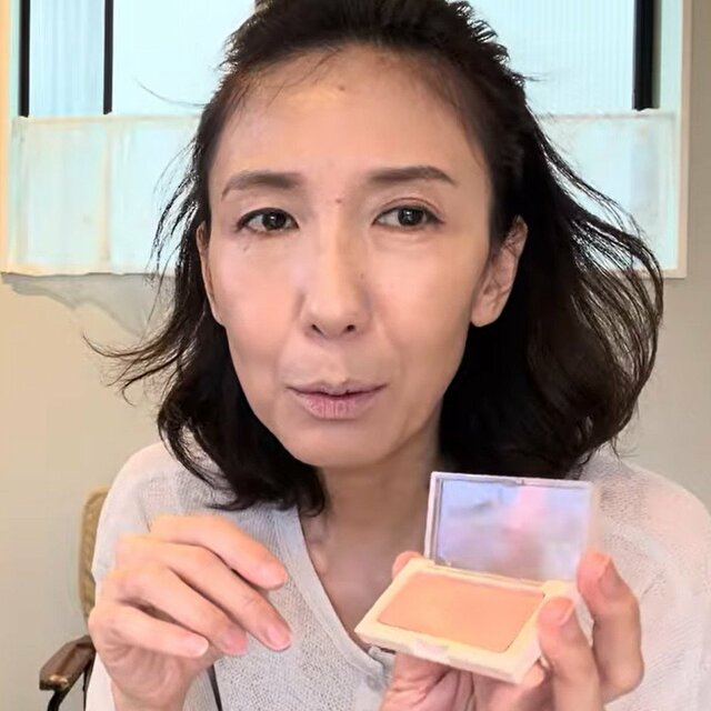「上品だけど可愛い 」元CAの50代マダムが“エテュセの名品チーク”でメイクした結果→「血色感・多幸感・色気があふれて素敵」絶賛の声