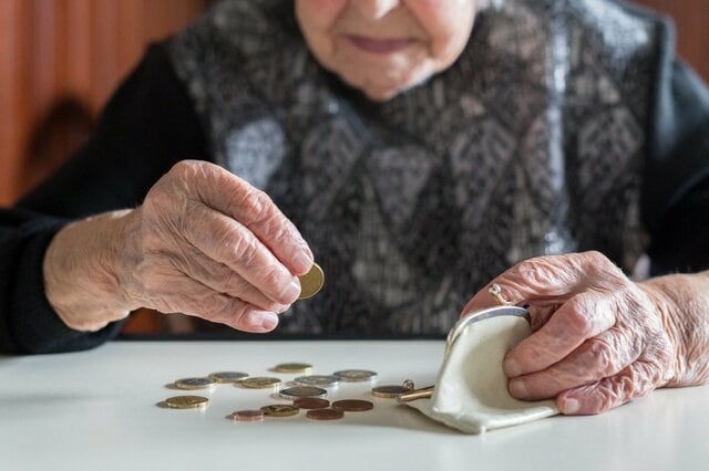 60歳代「はたらくシニア」の給与はいくらが相場か。定年後の生活は年々厳しく