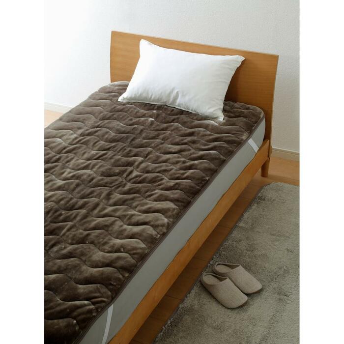 水分を熱に変換し発熱する層、発生した熱を逃さない層、冷気をシャットアウトする層の3層構造で、あたたかさを逃さない