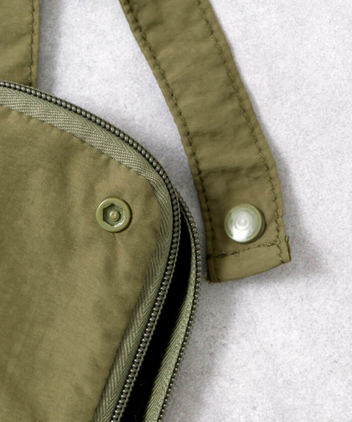 ストラップはボタン式で取り外せる