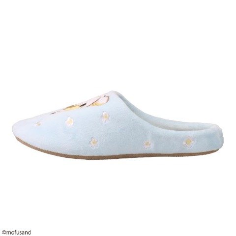 やさしいブルーカラーを採用