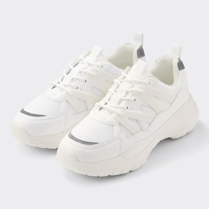 「ボリュームソールメッシュスニーカー」は、メッシュと光沢が特徴