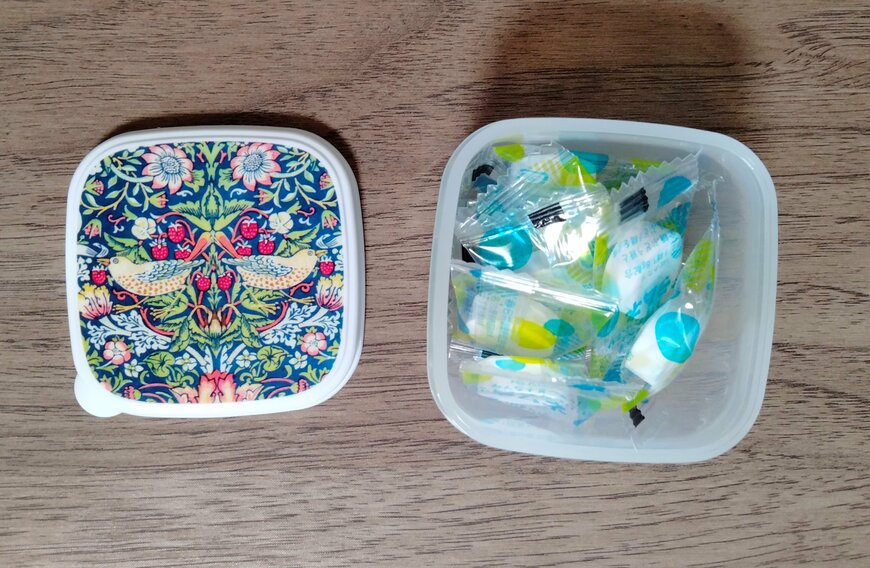 筆者撮影（セリア、シール容器 130ml 2P ウィリアムモリス柄）