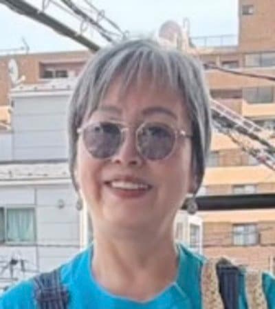 【67歳マダム】が着こなす「オーバーオール」ポップなカジュアルコーデに「可愛すぎる」「青と黄色がお似合い！」の声
