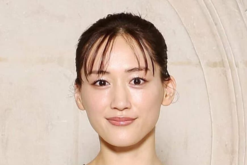 41歳 綾瀬はるか、透明感あふれる…！ノースリーブ姿に「隠しきれない魅力」「透き通ってます」とファンから反響続々