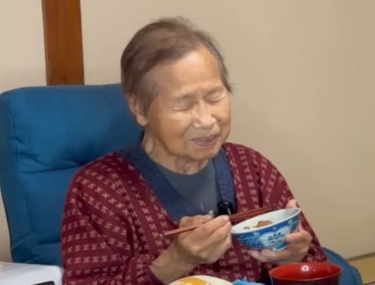 【94歳長寿飯】おばあちゃんが作るボリューム満点の“絶品生姜焼き”…調理の秘訣に反響「食べたくなった」「私も見習わなくちゃ」