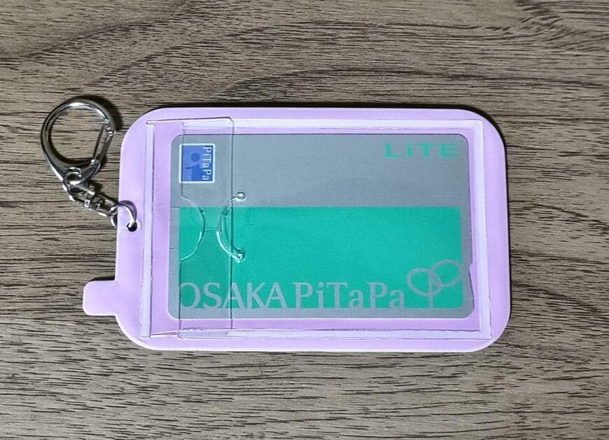 筆者撮影（セリア、平成メモリーパスケース ガラケー）