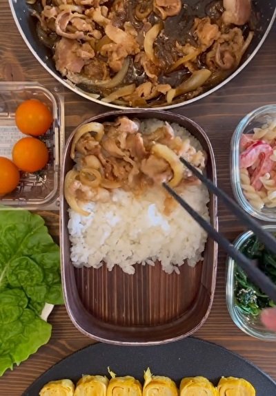 【在宅ワークのご褒美弁当】お肉がた～っぷり！ボリューム満点「豚丼」が話題